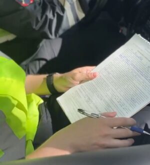 В Новокузнецке за высунутые ноги из окна автомобиля пассажиру придется заплатить штраф