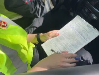 В Новокузнецке за высунутые ноги из окна автомобиля пассажиру придется заплатить штраф