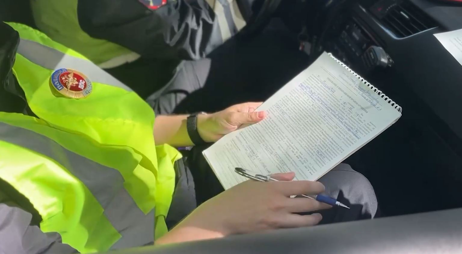 В Новокузнецке за высунутые ноги из окна автомобиля пассажиру придется заплатить штраф