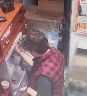 В Кемерове работницу супермаркета поймали на краже денег из магазинного сейфа