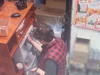 В Кемерове работницу супермаркета поймали на краже денег из магазинного сейфа