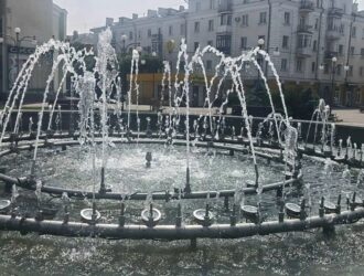 В Ленинске-Кузнецком купающиеся дети сломали сразу два фонтана