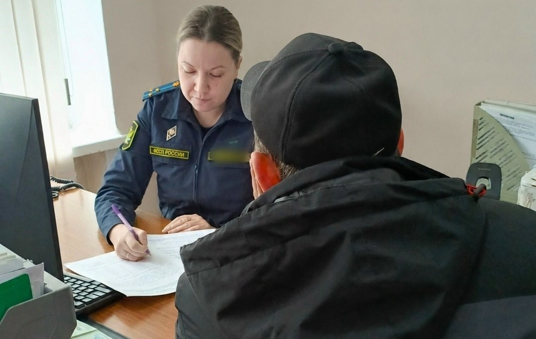 Кузбассовец прятался от алиментов, прикрываясь братом-близнецом