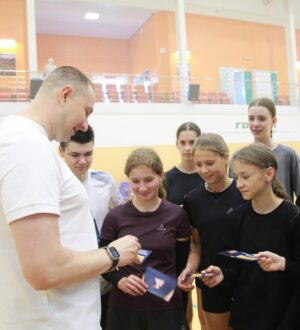Главный тренер московского волейбольного «Динамо» провел мастер-класс для детей работников СУЭК-Кузбасс