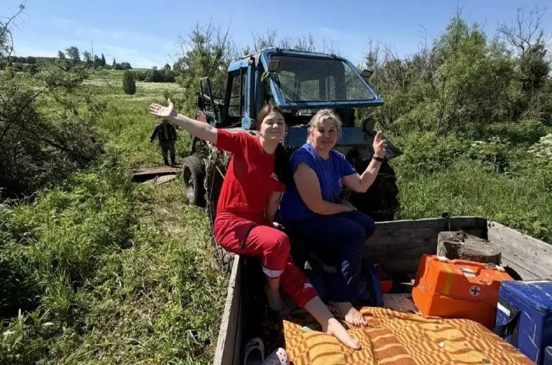 Новокузнецким медикам пришлось добираться до пострадавшего селянина на тракторе