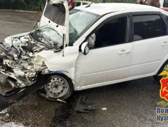 В Новокузнецке после выезда иномарки на встречную полосу пострадали пять человек