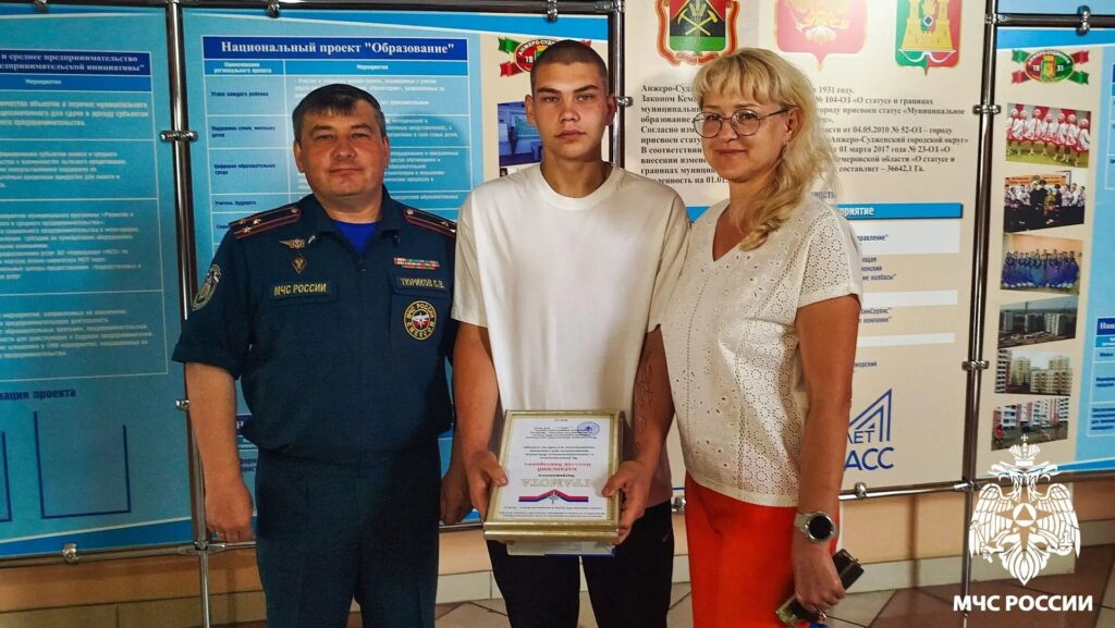 Подросток вытащил двух человек из горящего дома в Анжеро-Судженске