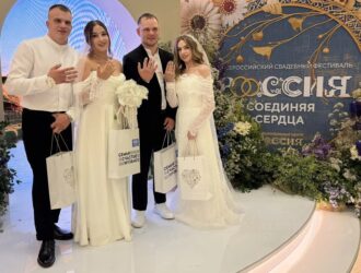 Две пары из Кузбасса поженились на свадебном фестивале в Москве