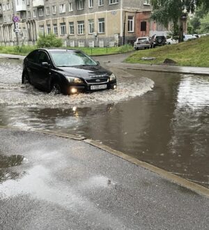 В Новокузнецке потоки воды с неба превратили некоторые улицы в моря