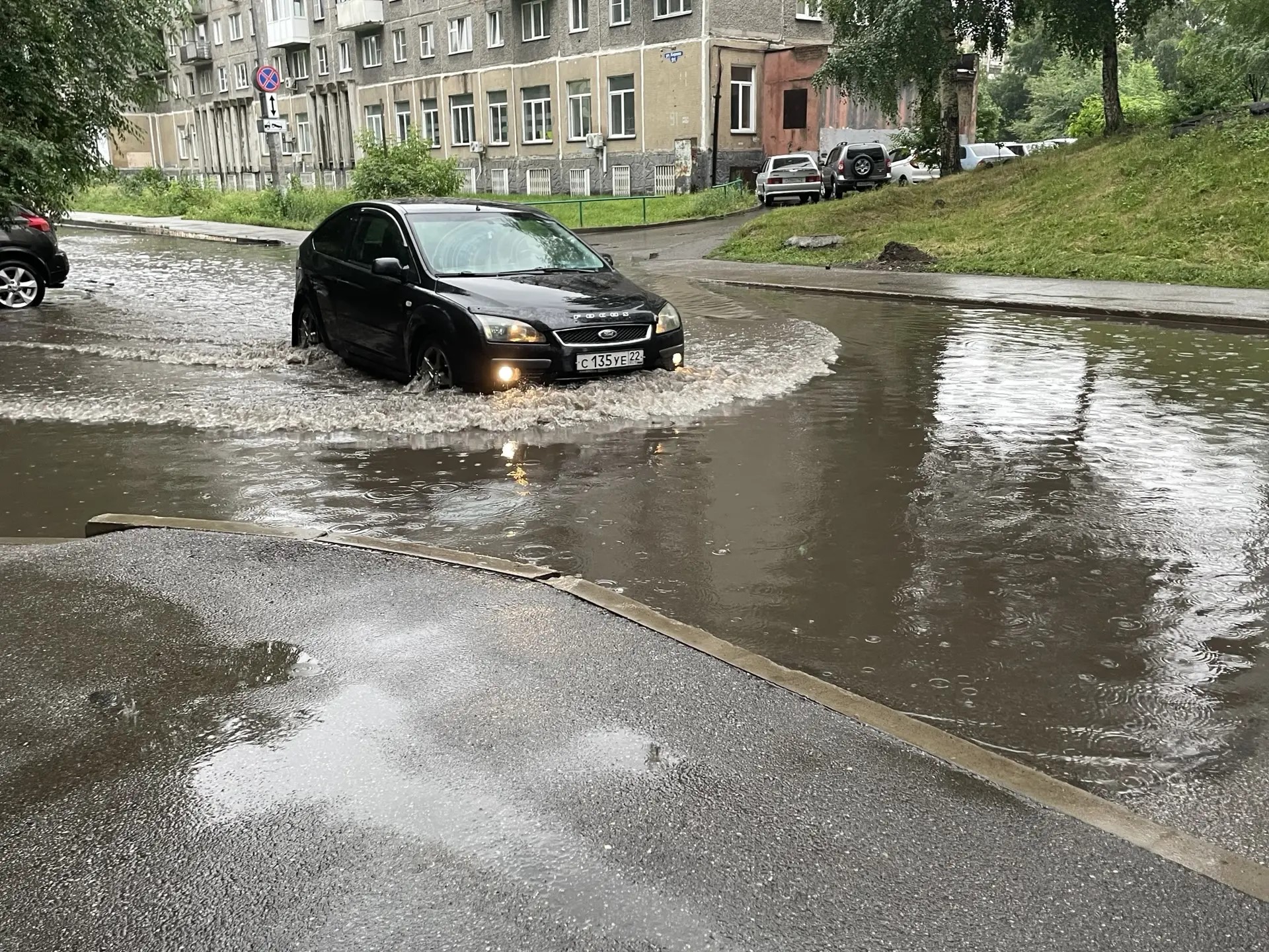 В Новокузнецке потоки воды с неба превратили некоторые улицы в моря