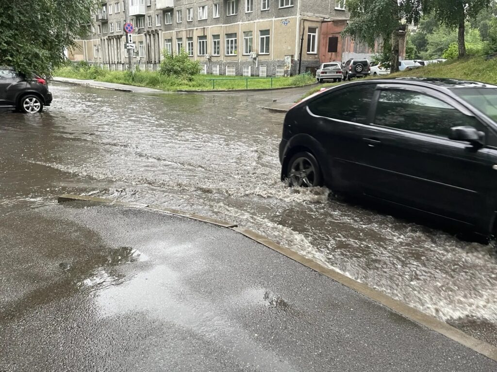 В Новокузнецке потоки воды с неба превратили некоторые улицы в моря