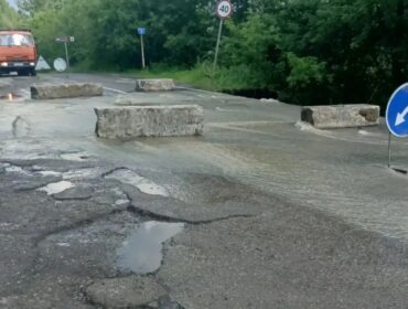 Ливни размыли дорогу в Новокузнецке