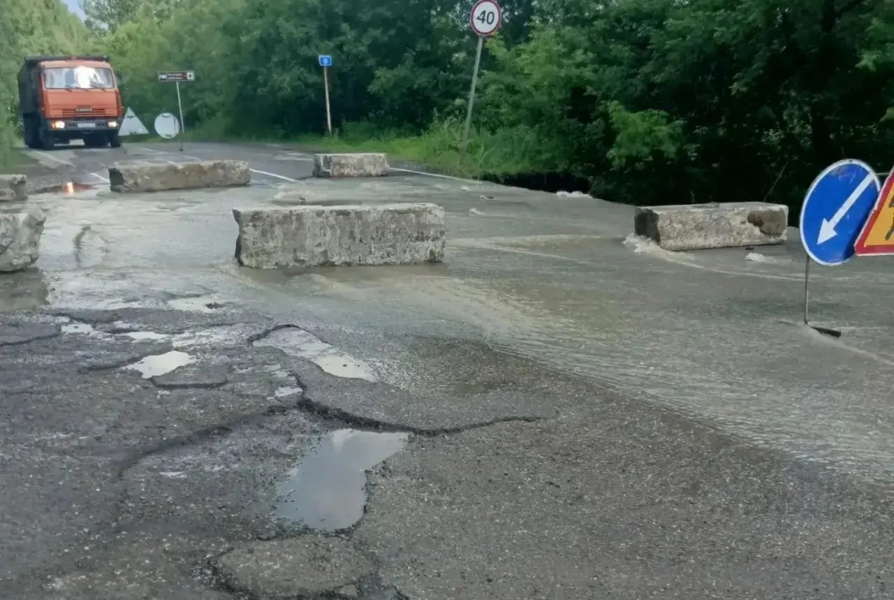 Ливни размыли дорогу в Новокузнецке