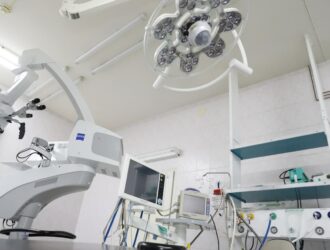 Кузбасские врачи спасли двух детей, выпавших из окон