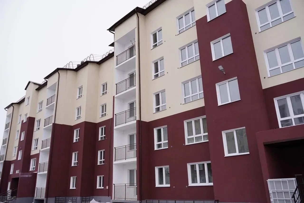 С 2019 года более 408 тысяч российских семей переехали в новые дома из аварийного жилья