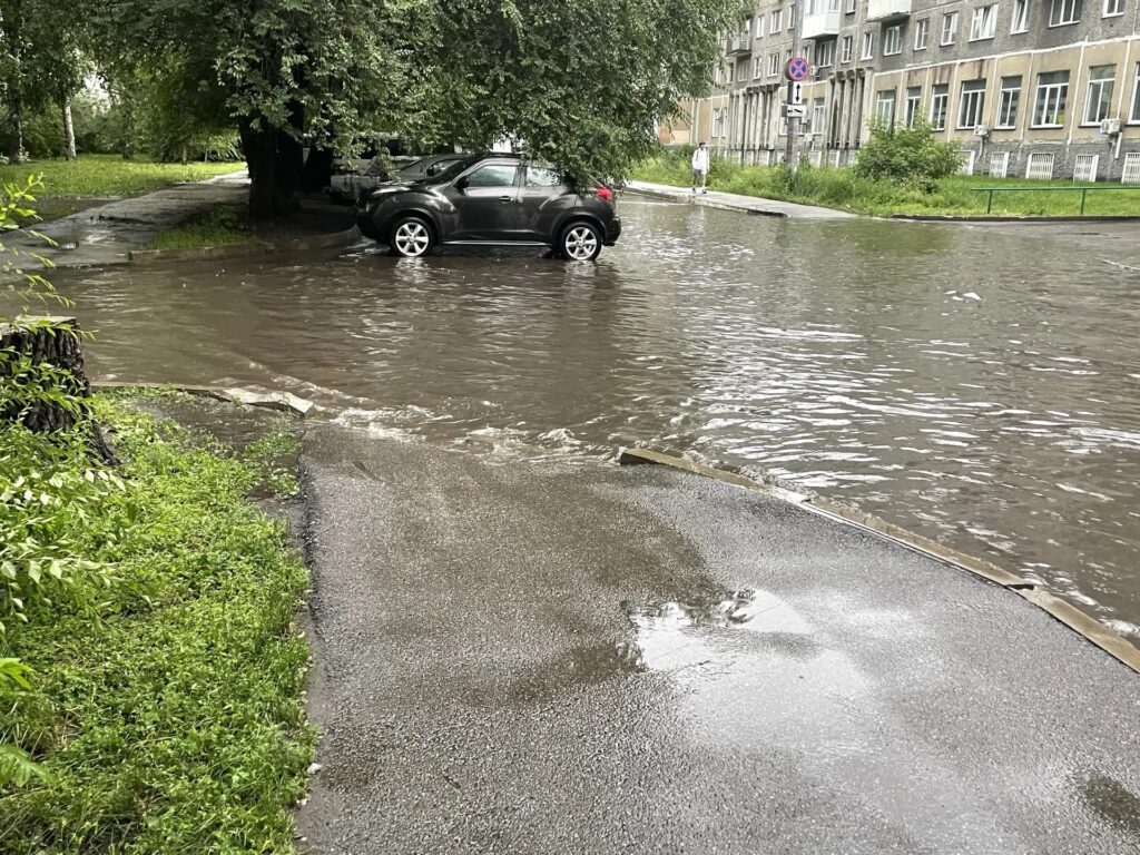 В Новокузнецке потоки воды с неба превратили некоторые улицы в моря