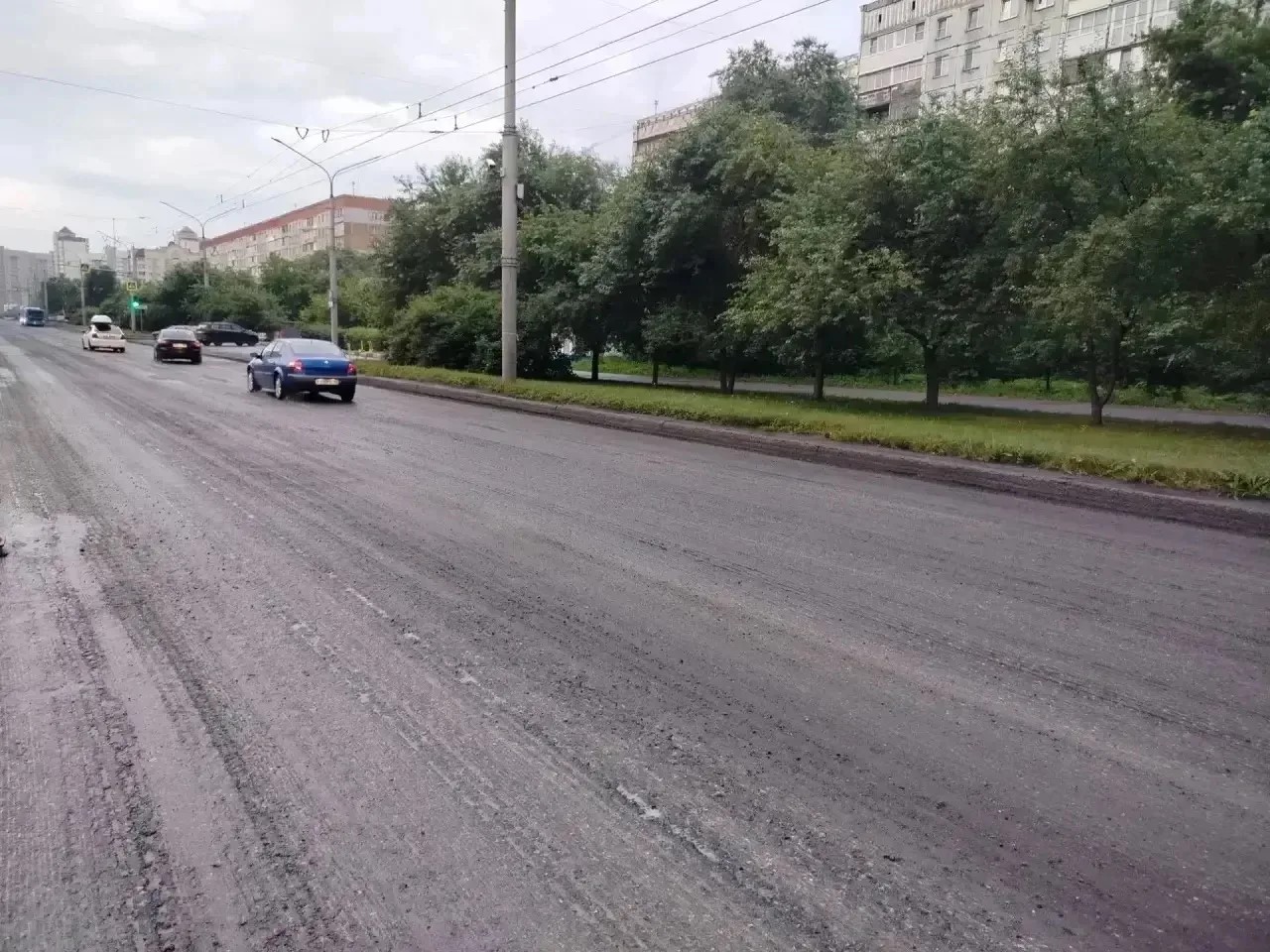 В Новокузнецке приступили к срезке асфальта на Ноградской