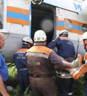Спасатели эвакуировали вертолетом упавшего с горы в Хакасии туриста из Кузбасса