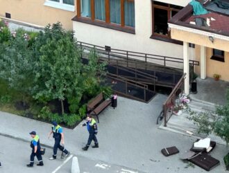 В Кемерове пьяные девушки разгромили чужую квартиру и выкинули мебель из окна