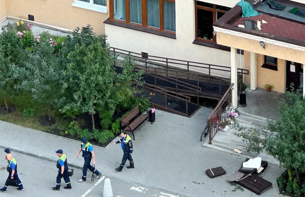 В Кемерове пьяные девушки разгромили чужую квартиру и выкинули мебель из окна