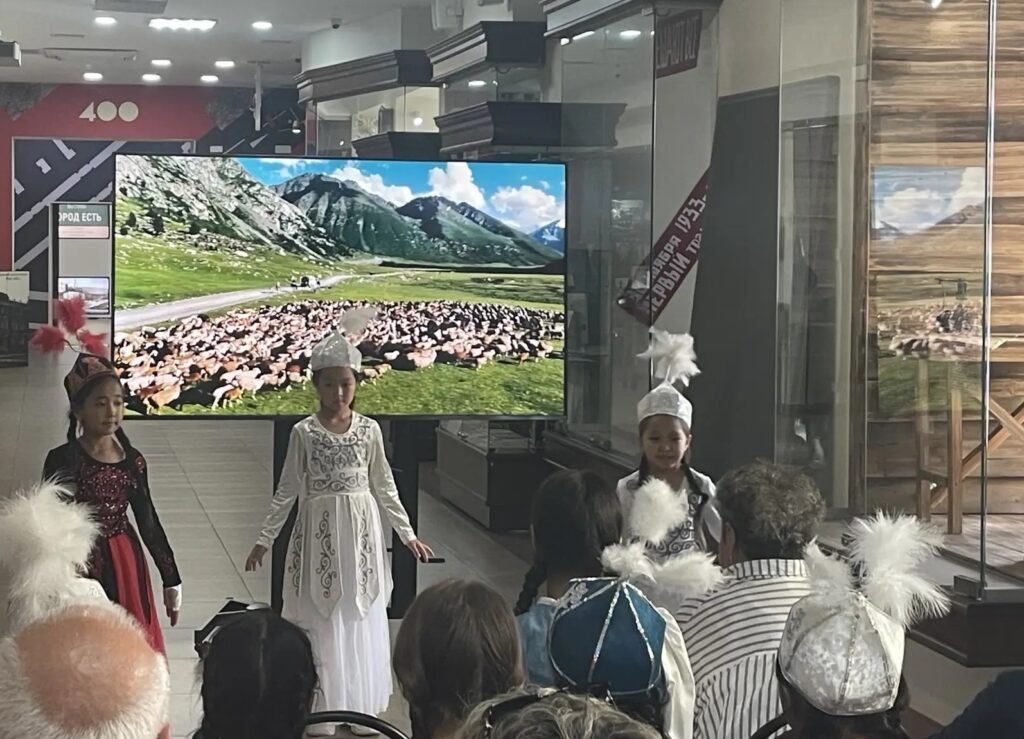 В Новокузнецке представили экспозицию о культуре азербайджанского, кыргызского и немецкого народов