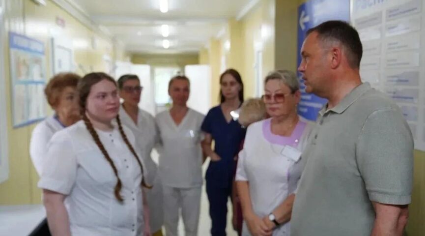 Илья Середюк посмотрел, как идет ремонт акушерского стационара в Новокузнецке