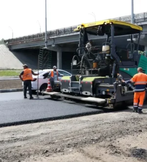 В Кемерове под Кузбасским мостом укладывают новый асфальт