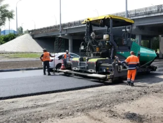 В Кемерове под Кузбасским мостом укладывают новый асфальт