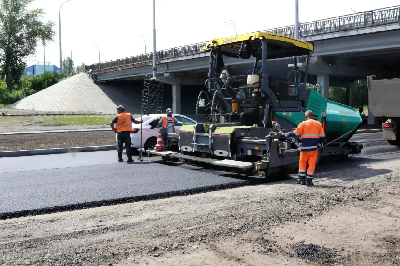 В Кемерове под Кузбасским мостом укладывают новый асфальт