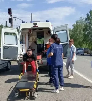 В Кузбассе медики и железнодорожник спасли женщину, которая сутки провела в кустах