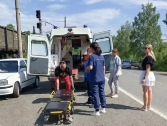 В Кузбассе медики и железнодорожник спасли женщину, которая сутки провела в кустах