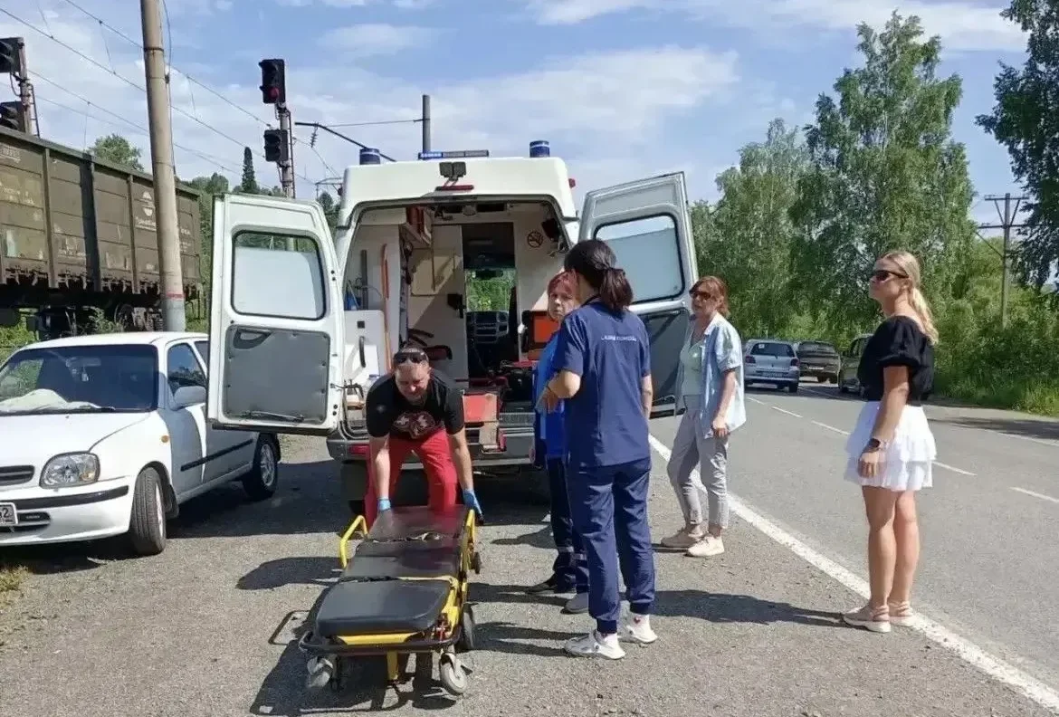 В Кузбассе медики и железнодорожник спасли женщину, которая сутки провела в кустах