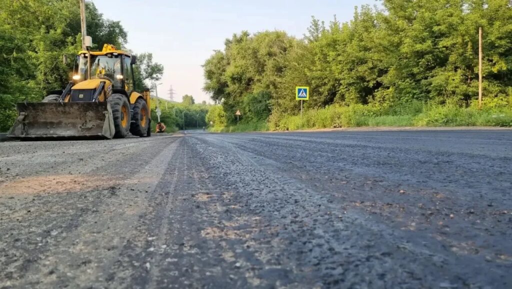 В Калтане идет ремонт участка дороги с высокой транспортной нагрузкой