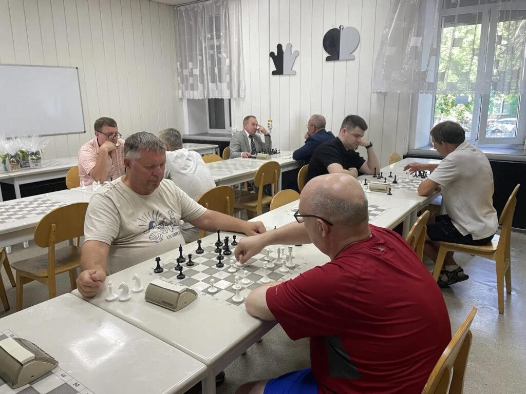 В Новокузнецке спортивные журналисты отметили свой профессиональный праздник шахматным турниром