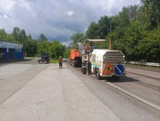 В Новокузнецке начали убирать старый асфальт на Листвянском шоссе