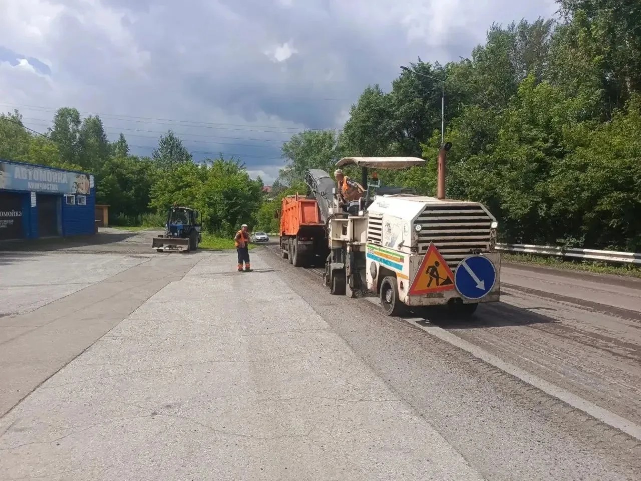 В Новокузнецке начали убирать старый асфальт на Листвянском шоссе