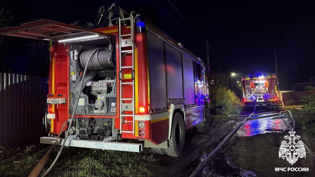 В Кемерове в результате большого пожара сгорел частный жилой дом