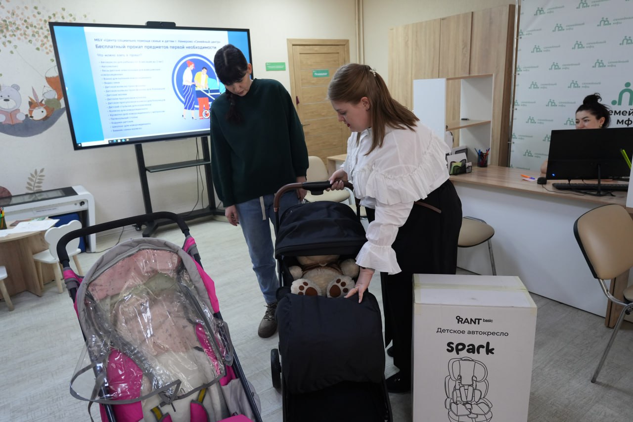 Более семисот кузбасских семей воспользовались услугами бесплатного проката вещей для новорожденных
