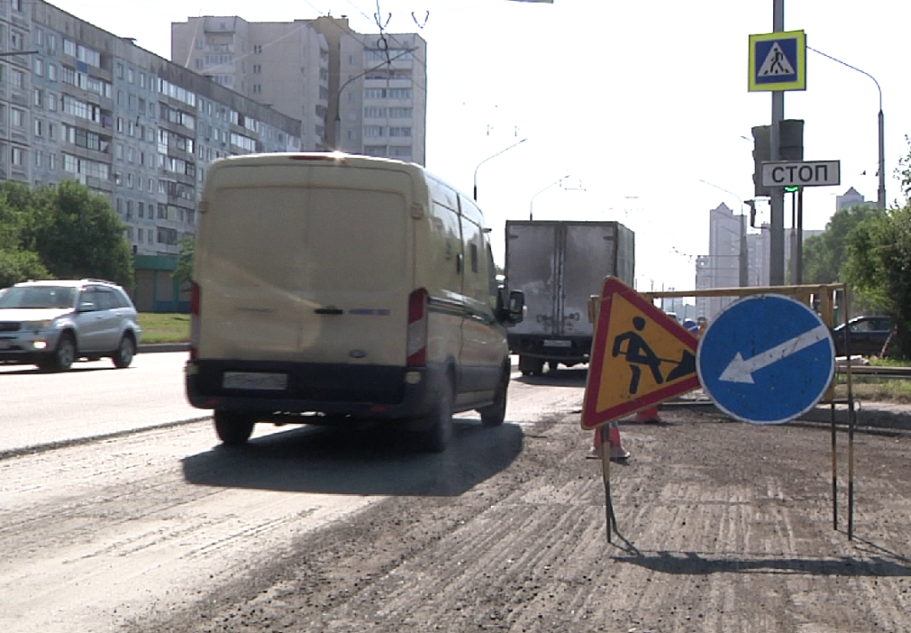 В Новокузнецке начали срезать асфальт на Заводском шоссе
