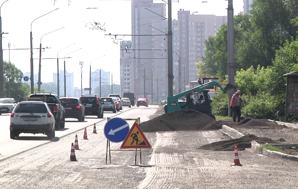 В Новокузнецке начали срезать асфальт на Заводском шоссе