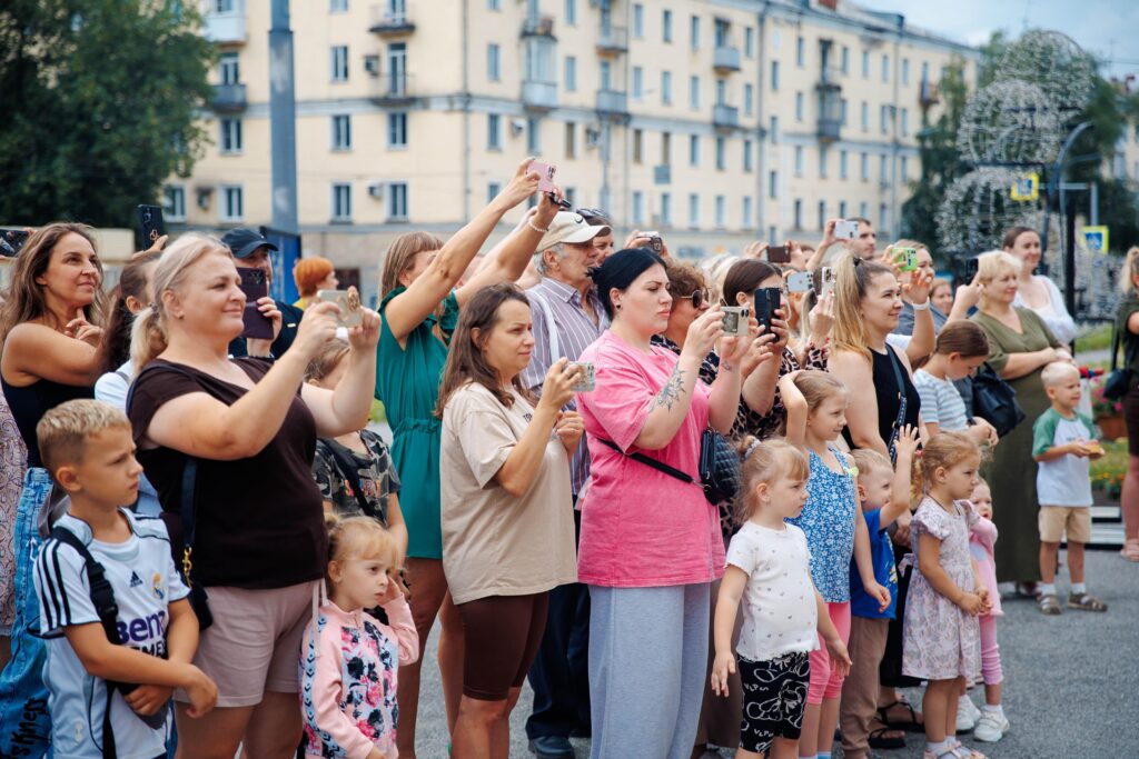 В канун Дня металлурга перед дворцом культуры «Алюминщик» открылась уличная фотовыставка