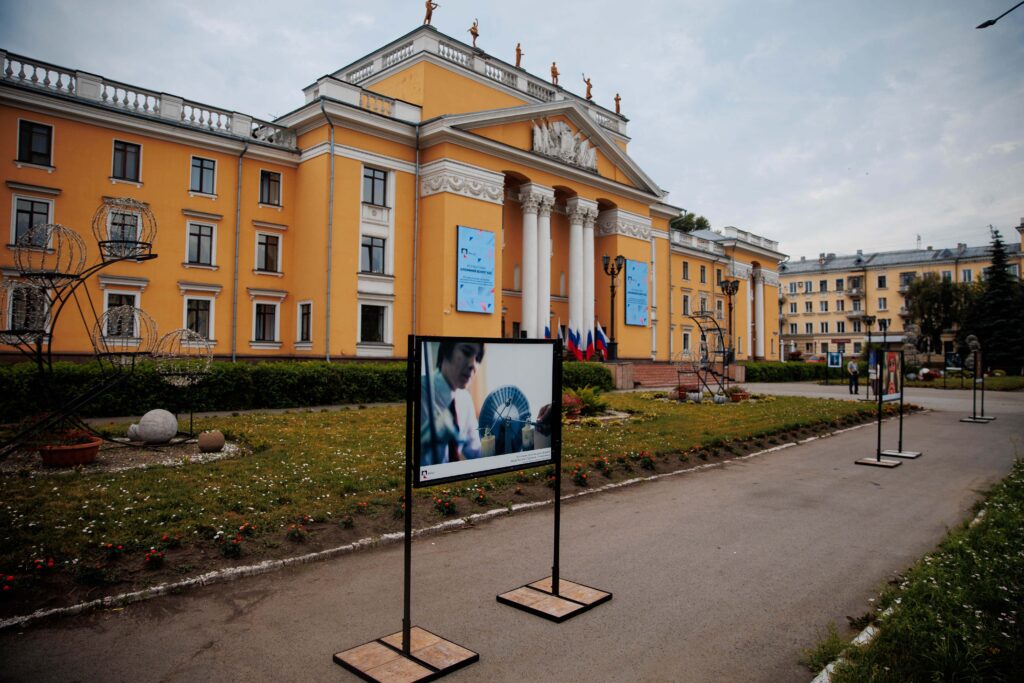 В канун Дня металлурга перед дворцом культуры «Алюминщик» открылась уличная фотовыставка