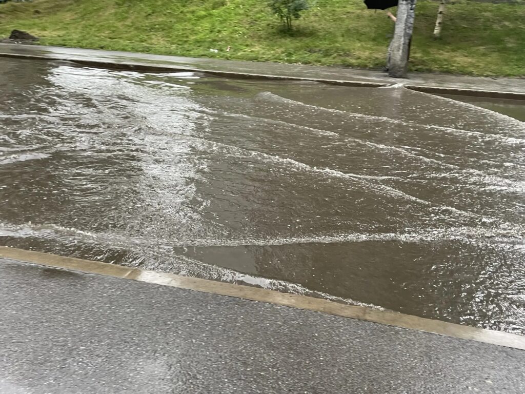 В Новокузнецке потоки воды с неба превратили некоторые улицы в моря