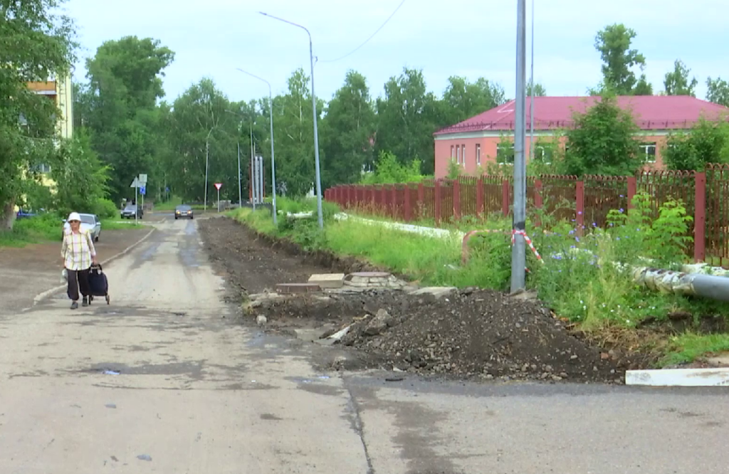 В Заводском районе Новокузнецка взялись за благоустройство тротуаров у одной из школ