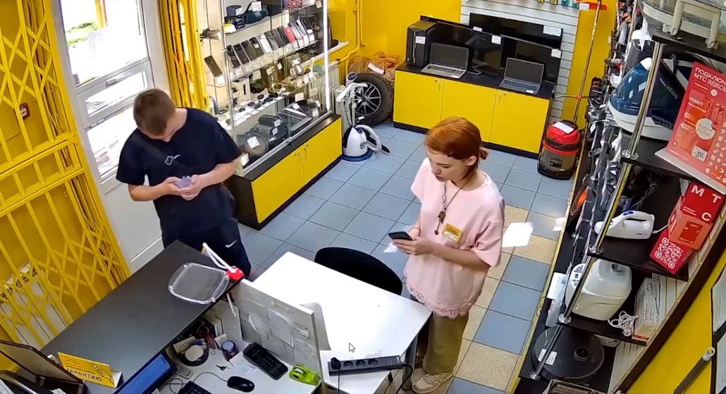 19-летний кемеровчанин за похищение мобильника из комиссионки может получить 4 года заключения