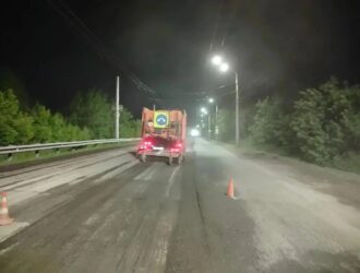 В Новокузнецке начали срезать асфальт на Заводском шоссе