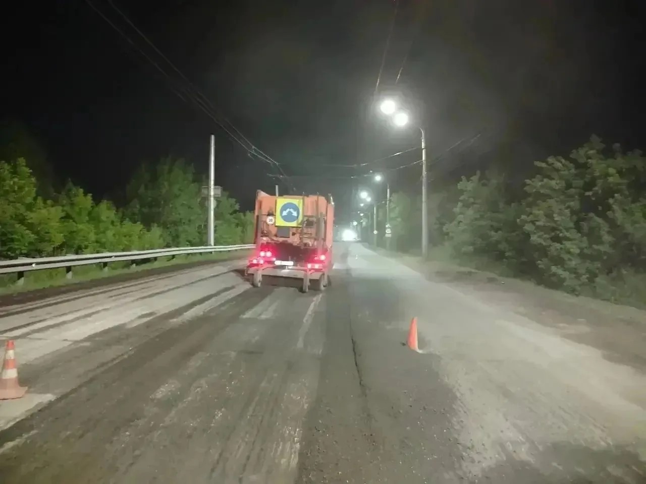 В Новокузнецке начали срезать асфальт на Заводском шоссе