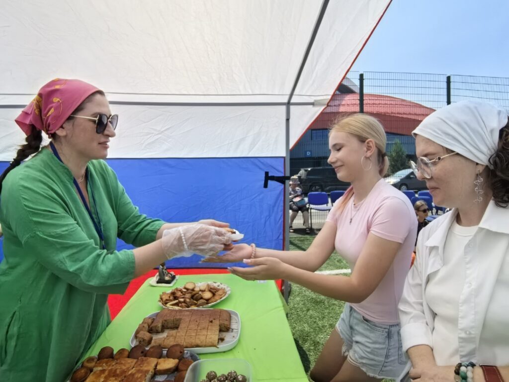 Мастера и новички: в Кемерове отметили Международный день йоги